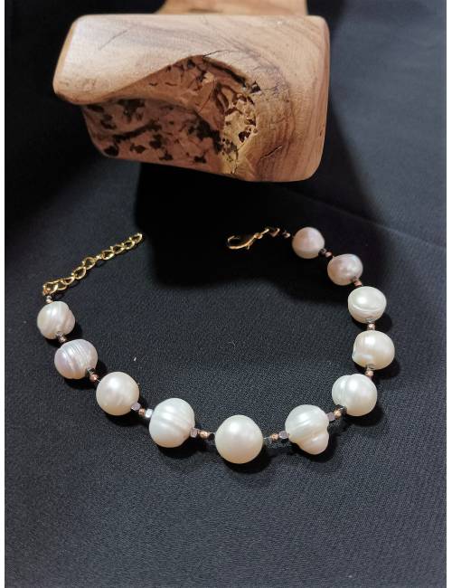 Hand bracelet with pearls