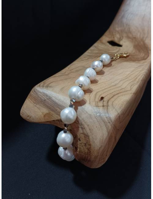 Hand bracelet with pearls